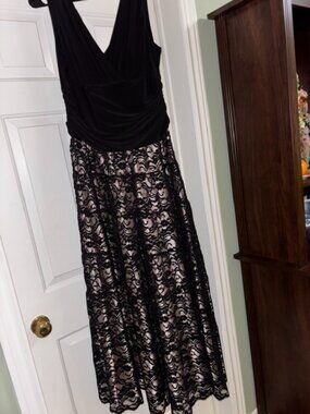 Laura Petites Black Lace Formal Gown